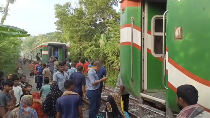 জয়পুরহাটে ৫ ঘণ্টা পর ট্রেন চলাচল স্বাভাবিক