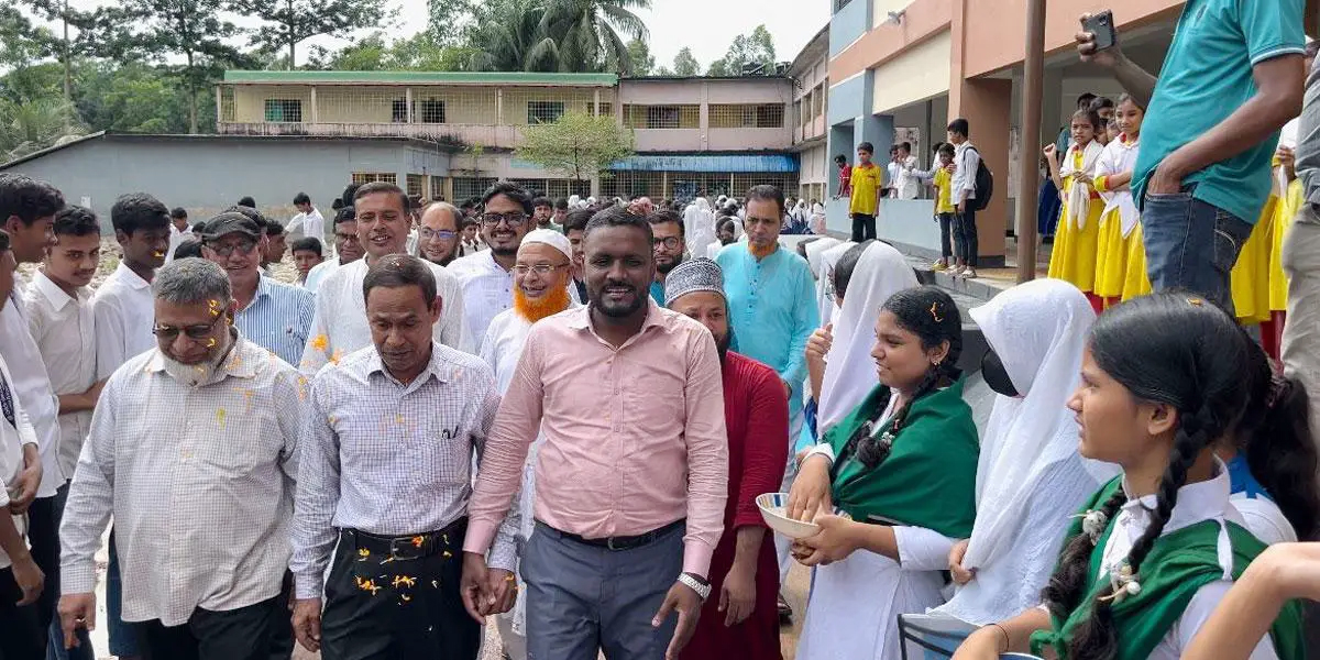 ফুল সাজানো গাড়িতে স্কুলশিক্ষককে রাজকীয় বিদায়
