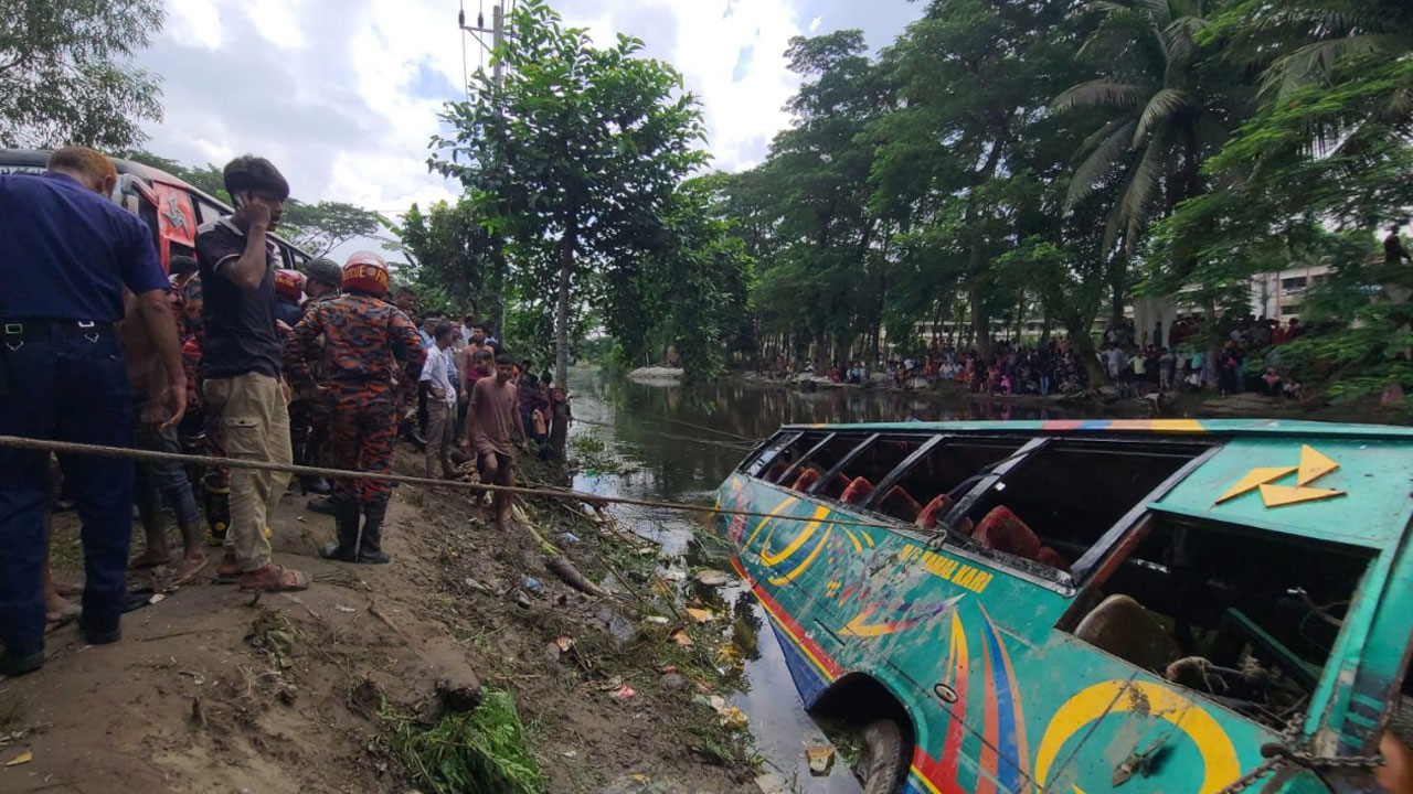 লক্ষ্মীপুরে যাত্রীবাহী বাস খালে পড়ে নিহত ৫