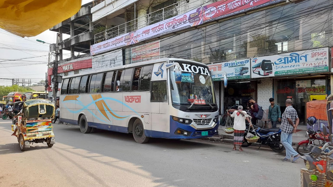 ৩ দিন পর রাজশাহী-ঢাকা রুটে বাস চলাচল শুরু