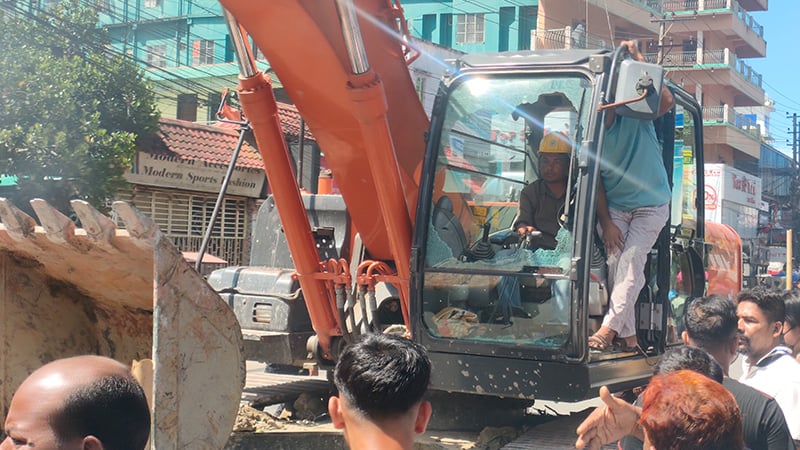বাঁকখালী নদী দখলমুক্ত করতে গিয়ে জনতার বাধা, এস্কেভেটর ভাঙচুর, সড়ক অবরোধ