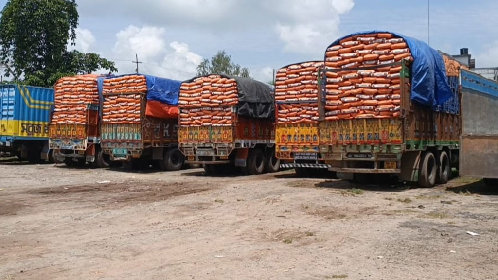 ১ লাখ টন ভারতীয় চাল এল হিলিতে, দাম কমল ৩–৪ টাকা