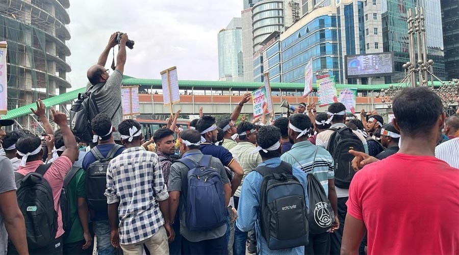 কারওয়ান বাজারে মালয়েশিয়া গমনেচ্ছুদের বিক্ষোভে সড়কে যান চলাচল বন্ধ