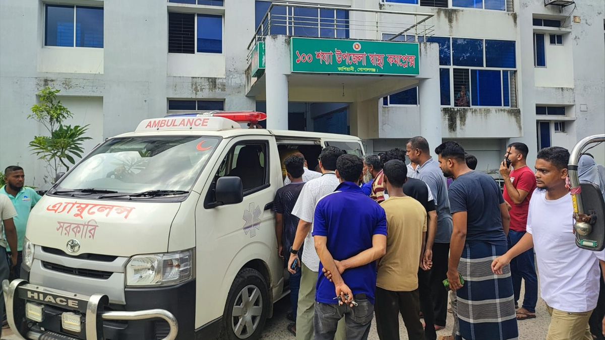 বাসের চাপায় প্রাণ হারালেন ইজিবাইকের চার যাত্রী