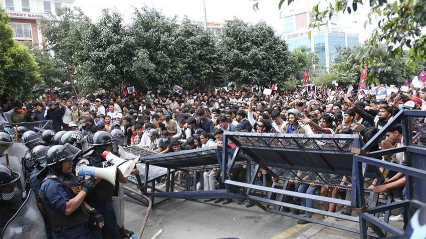 নেপালে বিক্ষোভে ভয়াবহ সহিংসতায় নিহত ৮, রাজধানীতে সেনা মোতায়েন
