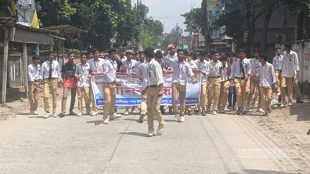 লালমনিরহাটে বাস চাপায় শিক্ষার্থীর মৃত্যু: নিরাপদ সড়কের দাবিতে বিক্ষোভ