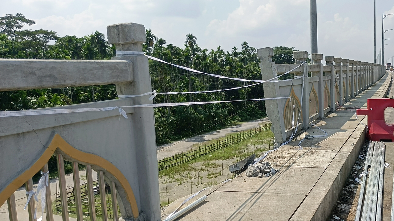 পিরোজপুরে পিকআপের ‎ধাক্কায় বেকুটিয়া সেতুর রেলিং বিধ্বস্ত