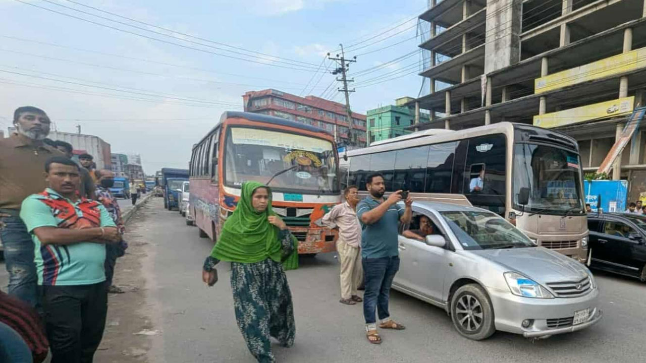 বেতন পরিশোধের আশ্বাসে সড়ক ছাড়লেন শ্রমিকেরা, যান চলাচল স্বাভাবিক