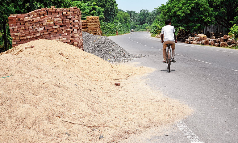 সাভারে নিম্ন মানের ইট দিয়ে রাস্তা নির্মাণ করায় স্থানীয়দের ক্ষোভ