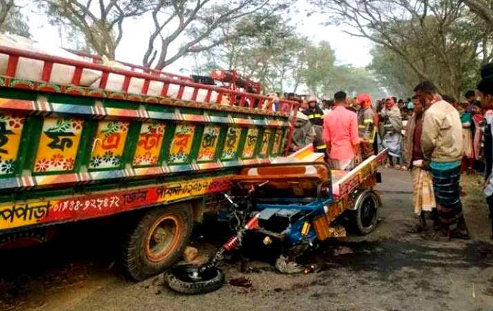 সিরাজগঞ্জে গরুবোঝাই নসিমনের ধাক্কায় দুই শিশুসহ অটোরিকশাচালক  নিহত