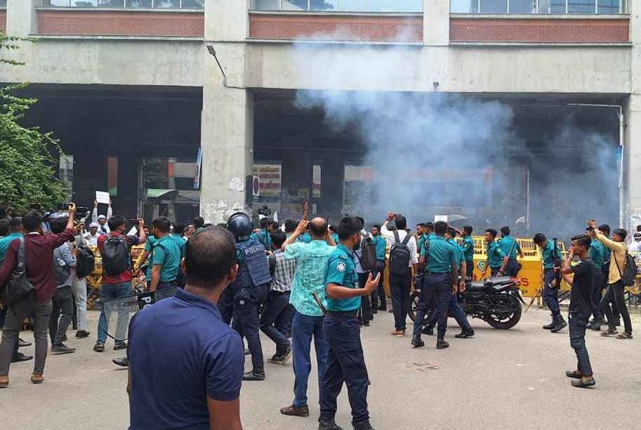 পুলিশের সাউন্ড গ্রেনেড নিক্ষেপে আন্দোলনরত শিক্ষকদের ছত্রভঙ্গ