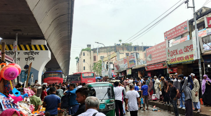 বাসস্ট্যান্ডে ঘরমুখো মানুষের ভিড়