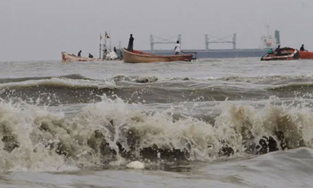 সমুদ্রবন্দর থেকে নামল সতর্কসংকেত