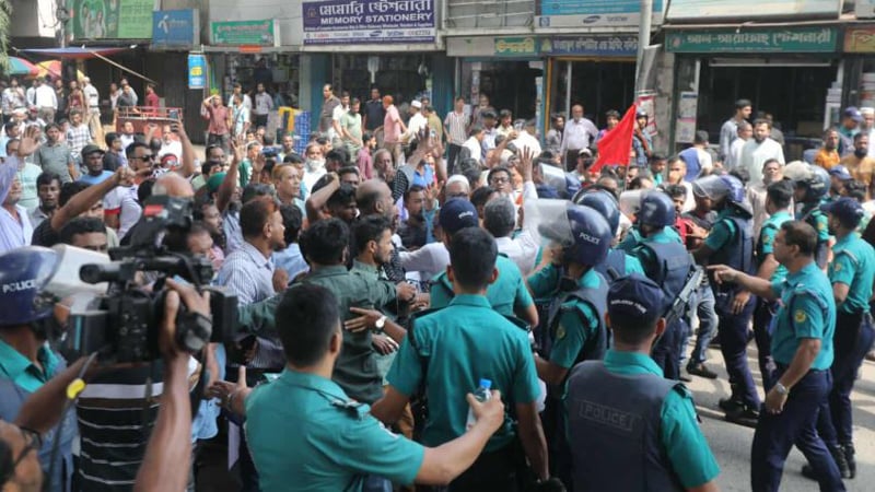 চট্টগ্রাম বন্দরের ইজারা বাতিলের দাবিতে শ্রমিকদের বিক্ষোভ, মিছিলে পুলিশের বাধা