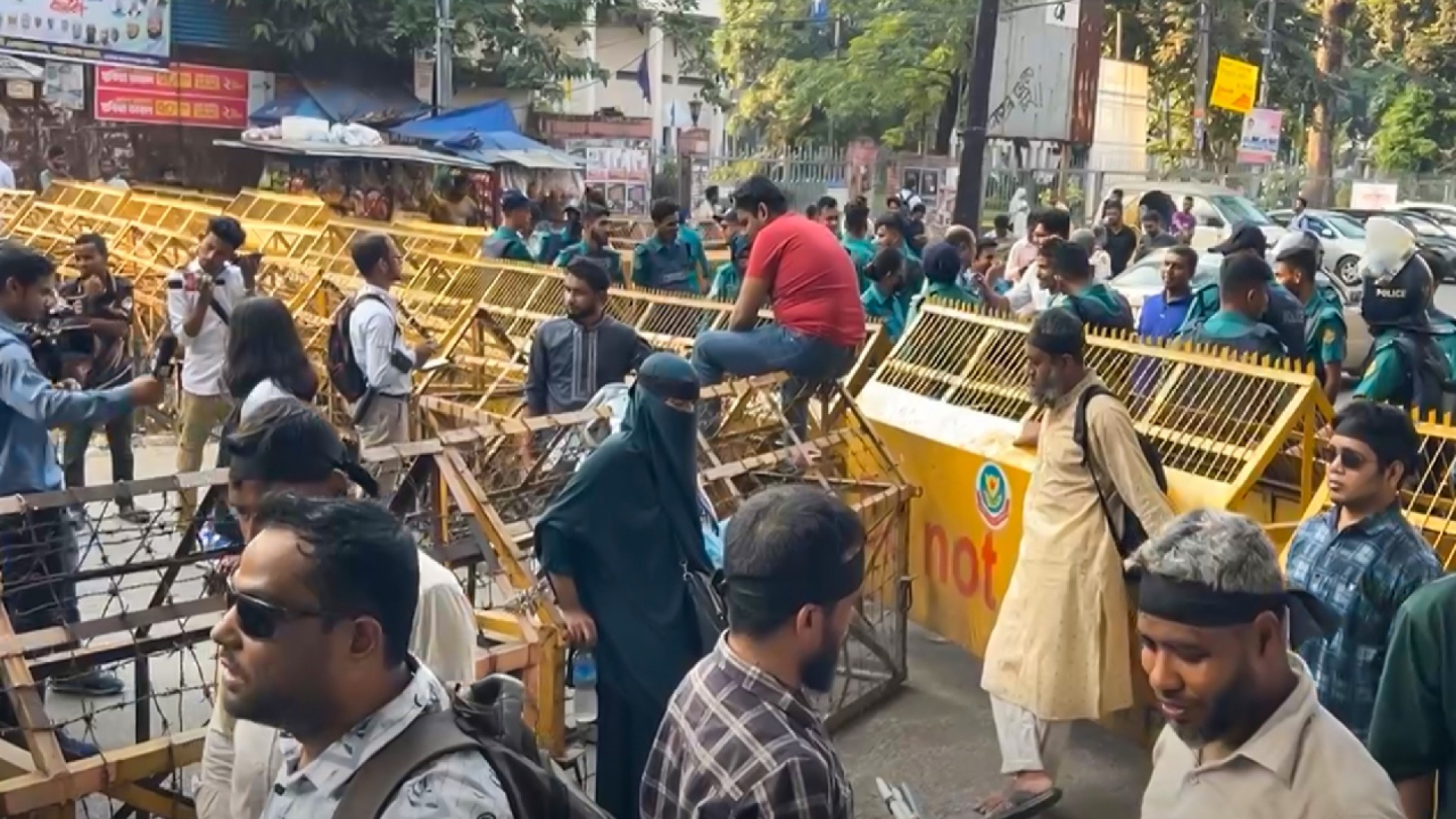 চাকরিপ্রত্যাশী প্রতিবন্ধী গ্র্যাজুয়েটদের পদযাত্রা আটকে দিয়েছে পুলিশ