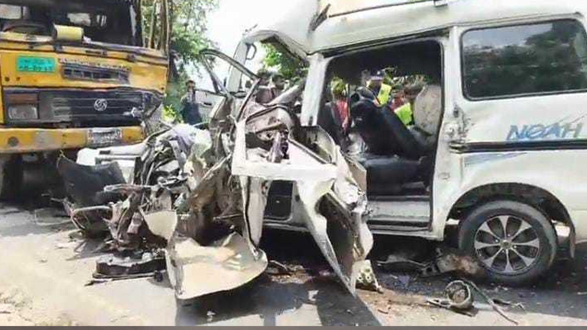ট্রাকের পেছনে ধাক্কা লেগে মােইক্রোবাস দুর্ঘটনায় নোয়াখালীর ব্যবসায়ী নিহত