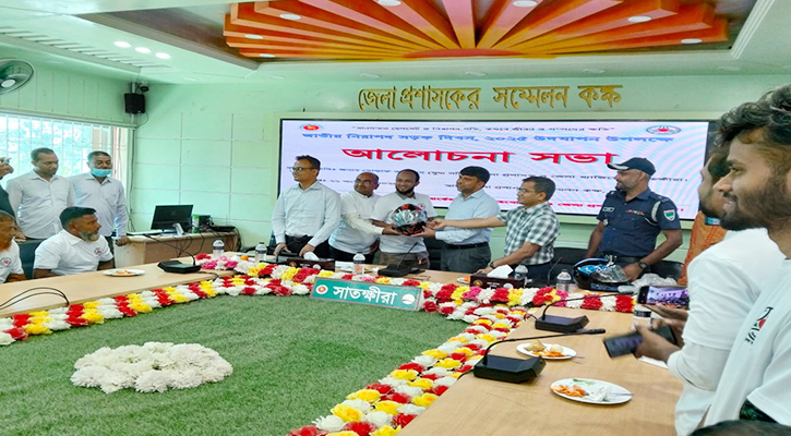নিরাপদ সড়ক দিবস উপলক্ষে সাতক্ষীরায় আলোচনা সভা ও হেলমেট বিতরণ