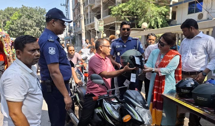 ফরিদপুরে নিরাপদ সড়ক দিবসে হেলমেট বিতরণ