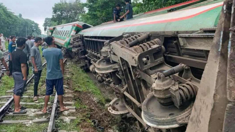 ‘উদয়ন এক্সপ্রেস’ লাইনচ্যুত, রেল যোগাযোগ বন্ধ সিলেটে
