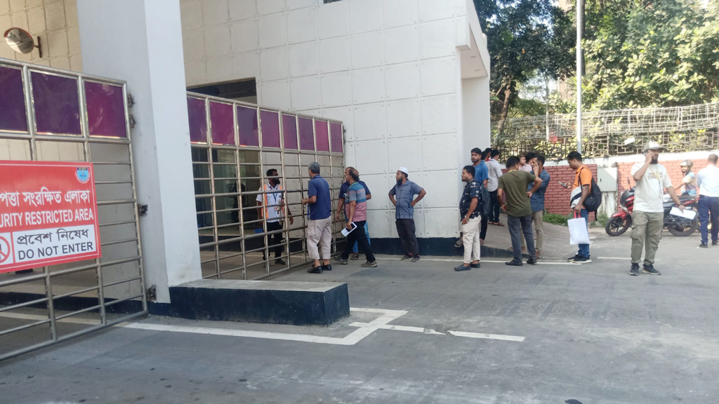 বিমানবন্দরে অগ্নিকাণ্ড: স্বাভাবিক হচ্ছে পরিস্থিতি, পণ্য খালাস বাড়ছে