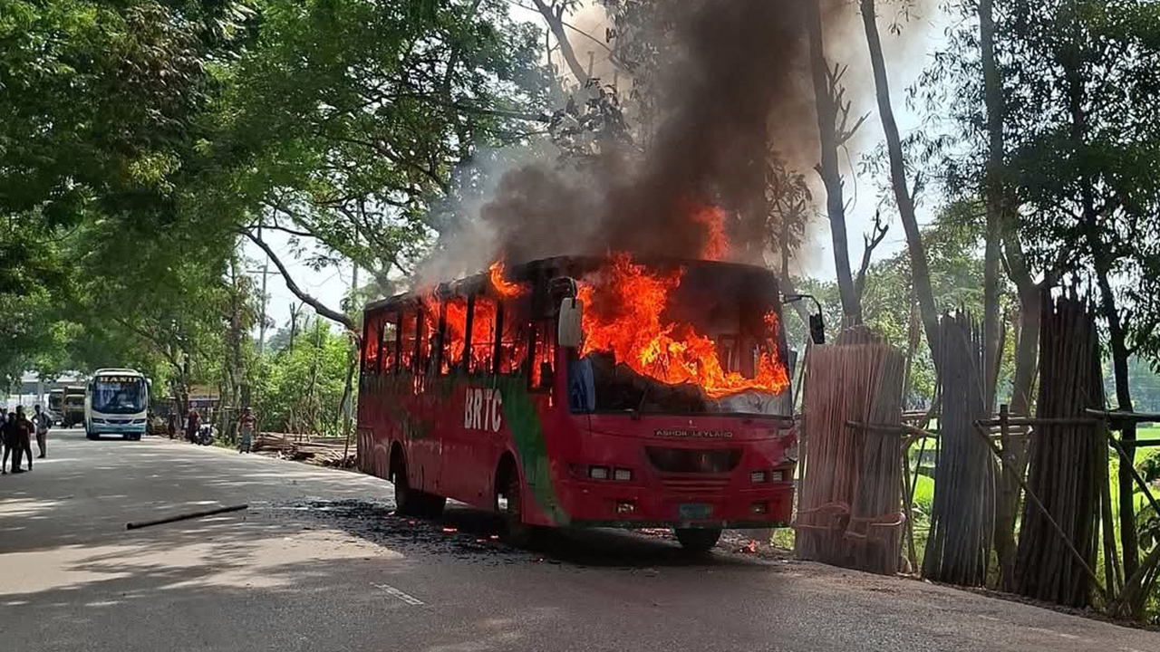 ইচলাদি টোল প্লাজায় বিআরটিসির চলন্ত বাসে আগুন