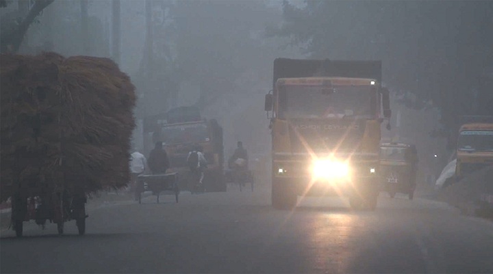 ঘন কুয়াশায় ঢাকা রাস্তাঘাট, হেডলাইট জ্বালিয়ে চলছে গাড়ি
