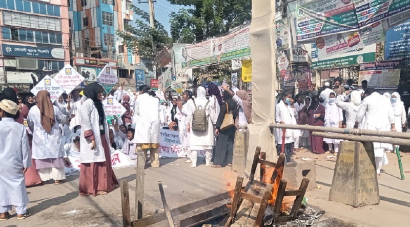 সড়ক অবরোধ করেছে ব্রাহ্মণবাড়িয়া মহিলা কলেজের শিক্ষার্থীরা