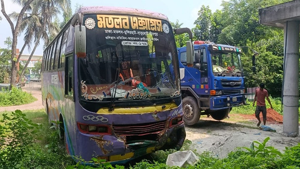ঢাকা-চট্টগ্রাম মহাসড়কে বাসের সঙ্গে অটোর সংঘর্ষে নিহত ২