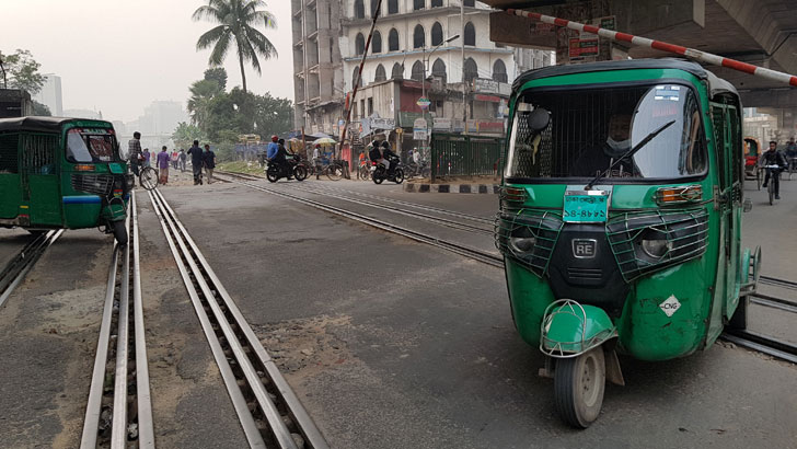 সিএনজিচালিত অটোরিকশায় তিনজনের বেশি যাত্রী তোলা সম্পূর্ণ নিষিদ্ধ