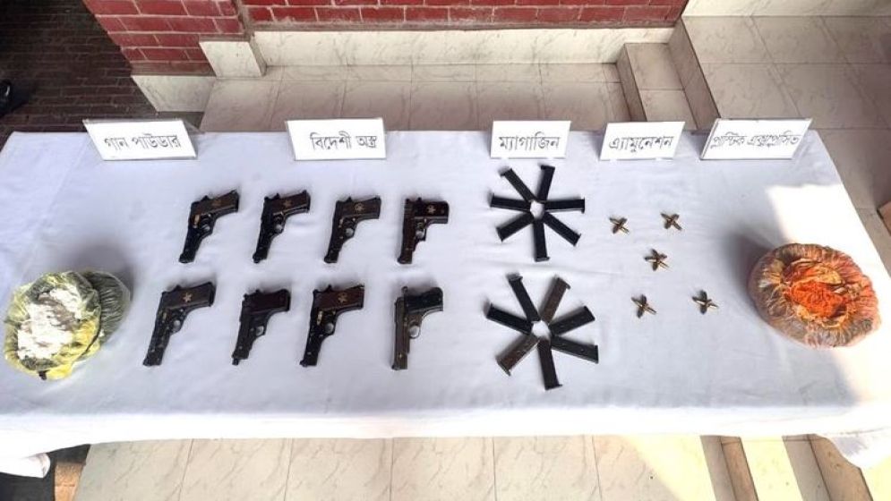 চাঁপাইনবাবগঞ্জ থেকে আসা বনলতা এক্সপ্রেস ট্রেন থেকে আগ্নেয়াস্ত্রভর্তি ট্রলি ব্যাগ উদ্ধার