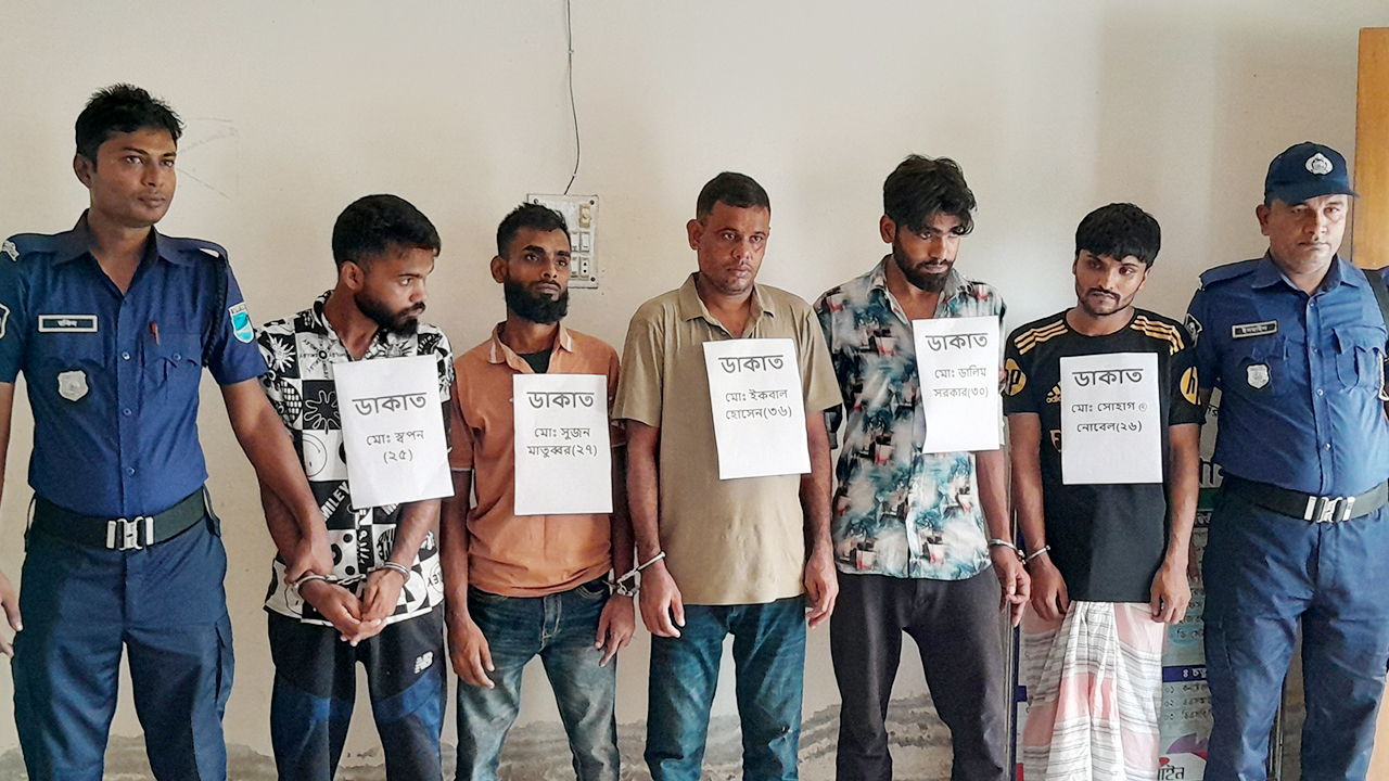 ঢাকা-বরিশাল মহাসড়কে ১৩ ডাকাত গ্রেপ্তার