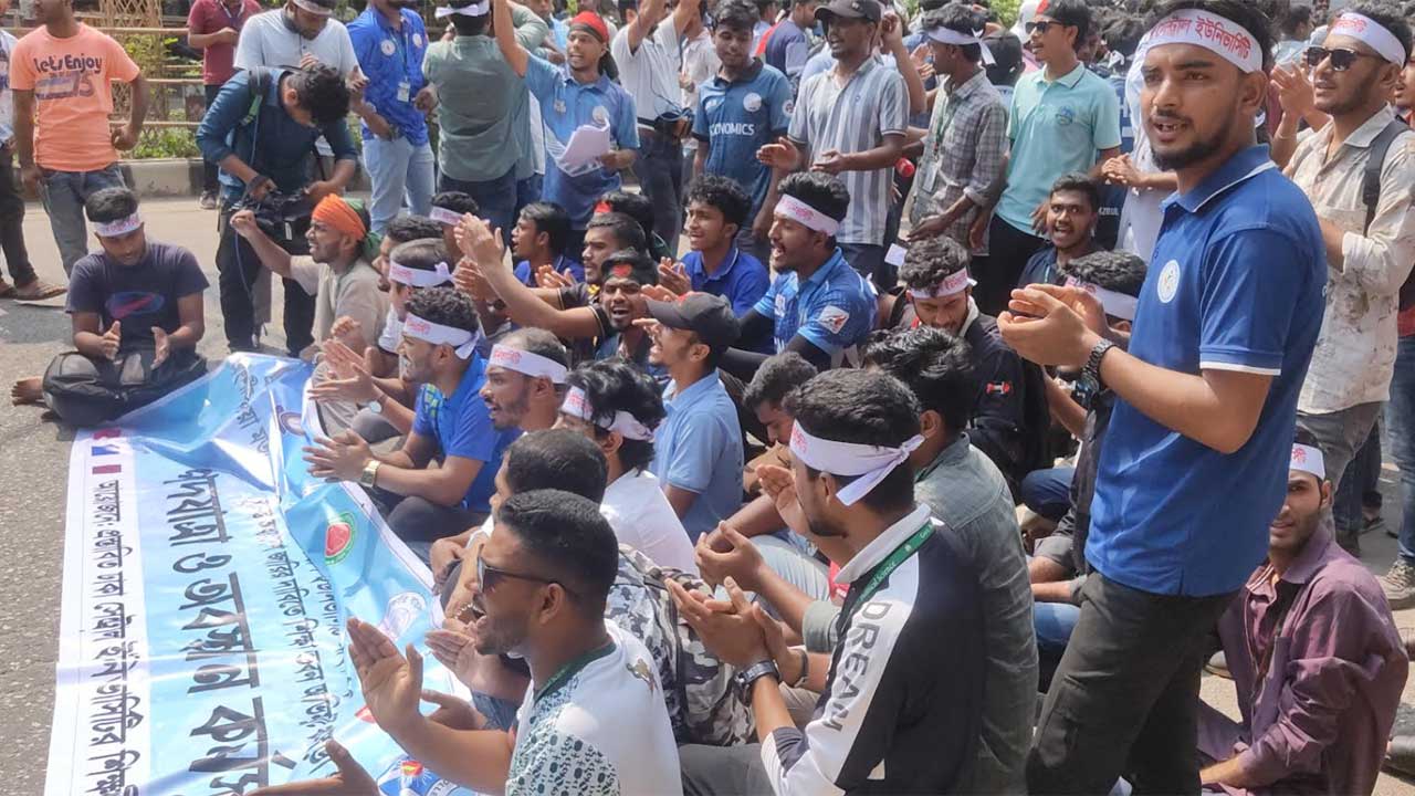 ৪ দাবি না মানা পর্যন্ত সড়ক না ছাড়ার ঘোষণা সাত কলেজ শিক্ষার্থীদের