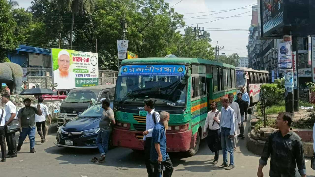 অধ্যক্ষের অনুরোধে অবরোধ প্রত্যাহার, সড়ক থেকে সরে গেলেন শিক্ষার্থীরা