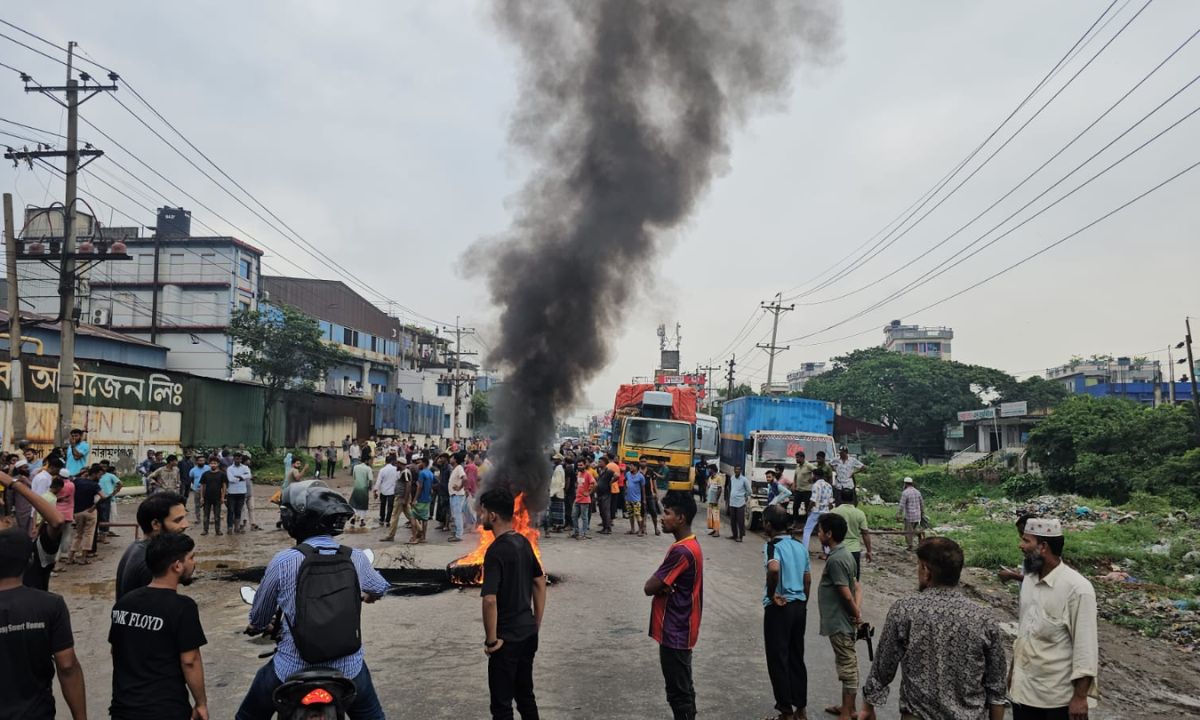 রূপগঞ্জে বকেয়া বেতনের দাবিতে ঢাকা- সিলেট মহাসড়ক অবরোধ, দীর্ঘ যানজট