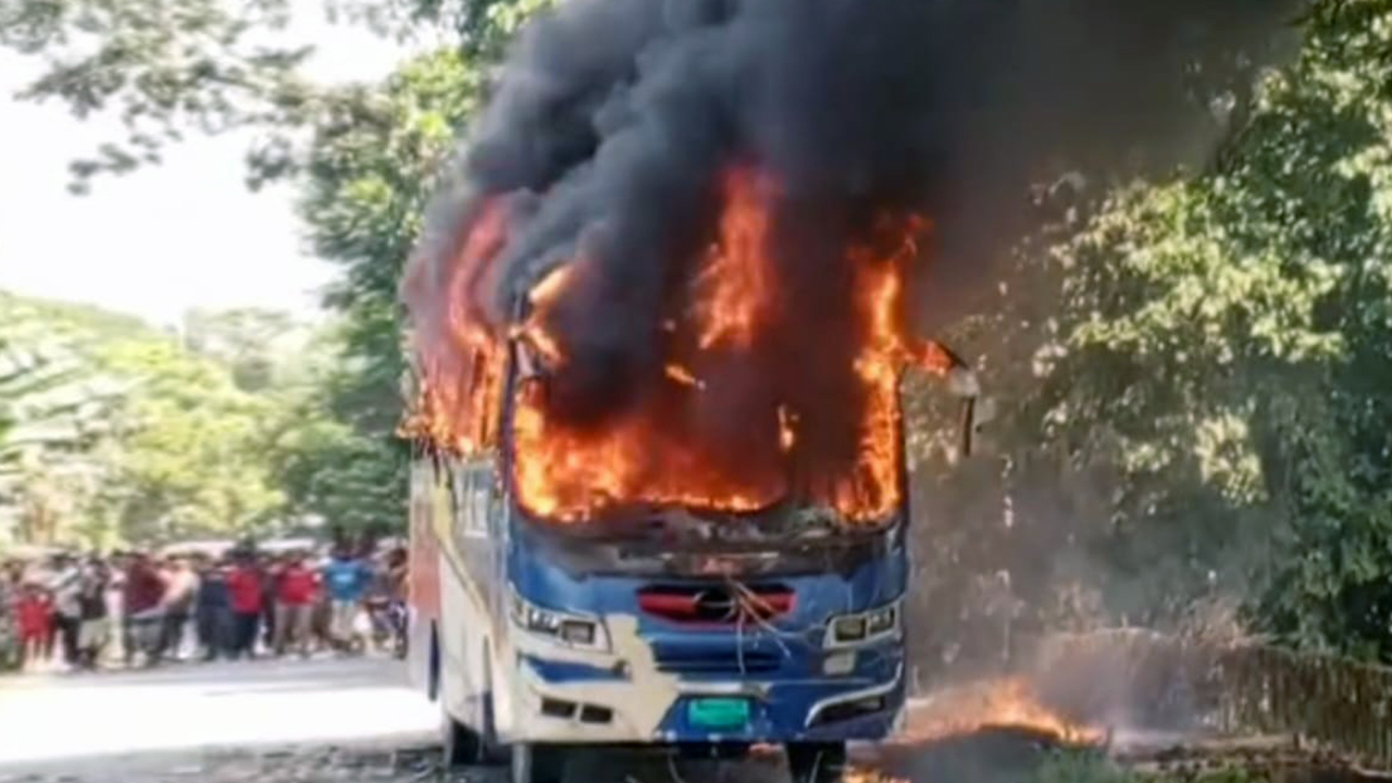 নারায়ণগঞ্জে বাস চাপায় প্রাণ গেল যুবকের,বিক্ষুব্ধ জনতার বাসে আগুন