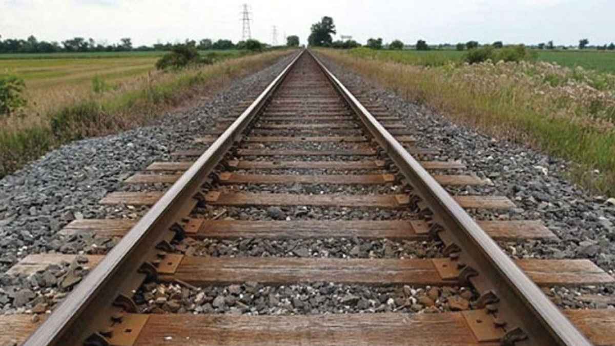 মিরসরাইয়ে ট্রেনে কাটা পড়ে প্রাণ গেল দুজনের