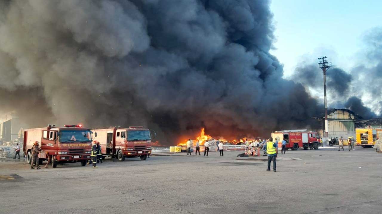 শাহজালালের কার্গো ভিলেজে ভয়াবহ আগুন, নিয়ন্ত্রণে ফায়ারের ৩৬ ইউনিট