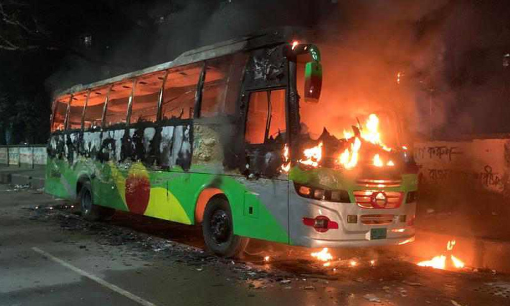 একদিনে ১০ স্থানে ১৫ ককটেল বিস্ফোরণ,৩ বাসে আগুন