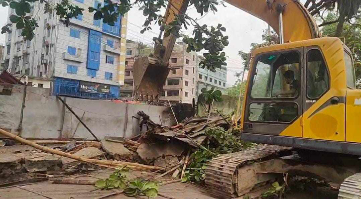 অবৈধ দখলদার উচ্ছেদ অভিজান চালিয়েছে রেল ভূসম্পত্তি বিভাগ