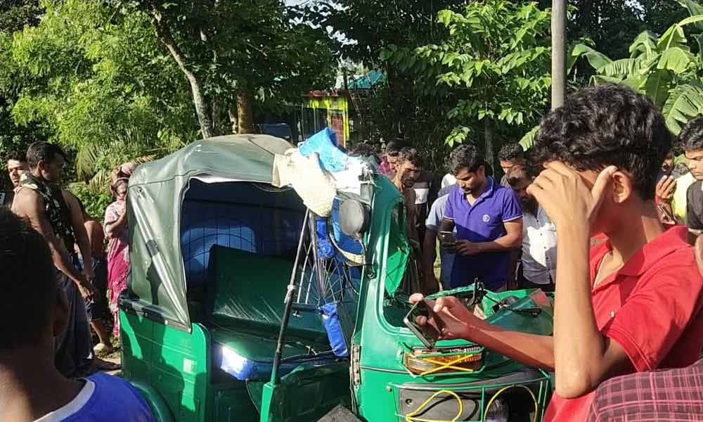 বাঁশখালী সড়ক দুর্ঘটনায়, যুবকের পা বিচ্ছিন্ন