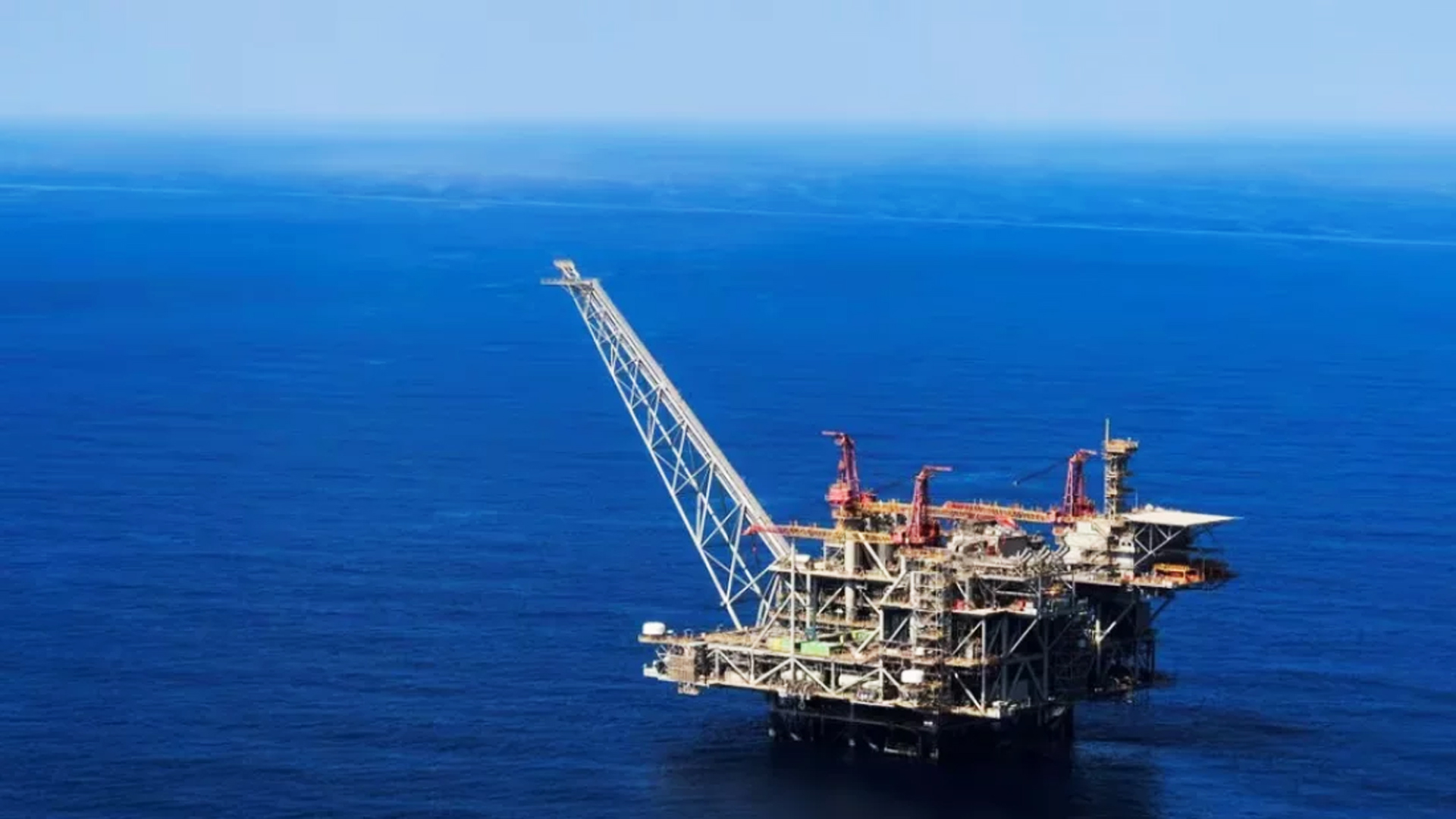 এলএনজি জোগানের ক্ষেত্রে ব্যয়বহুল পথেই রয়েছে বাংলাদেশ