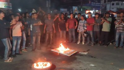 কুষ্টিয়ায় দ্বিতীয় দিনের মতো সড়ক অবরোধ