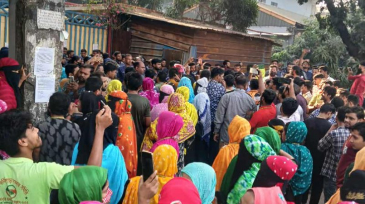 বাইরে থেকে গেঞ্জি আনায় বেতন কর্তন, সড়ক অবরোধ করে শ্রমিক বিক্ষোভ