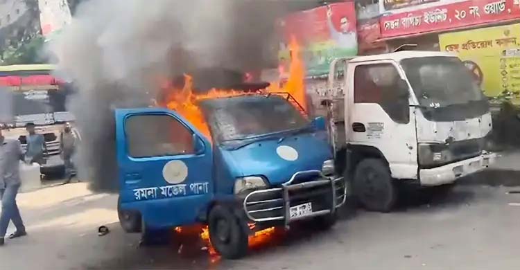 রমনা থানার সামনে হঠাৎ পুলিশের গাড়িতে আগুন