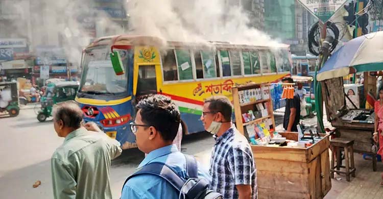 দিনেদুপুরে মিরপুরে শতাব্দী পরিবহনের বাসে আগুন!