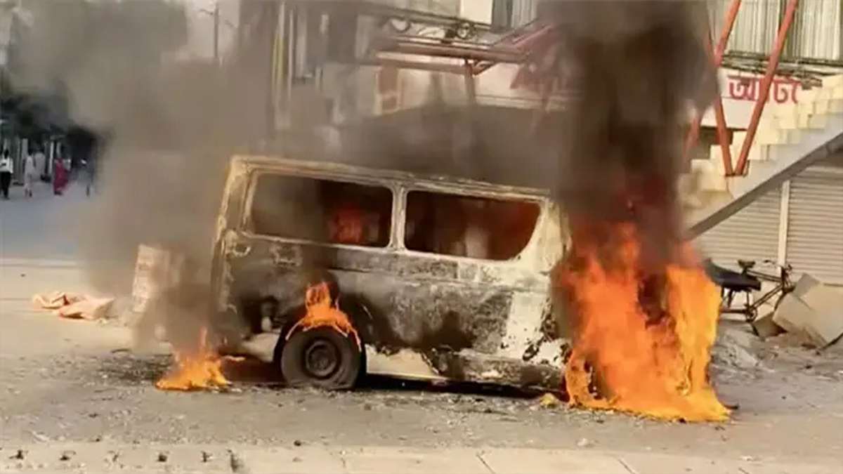 উত্তরায় মাইক্রোবাসে আগুন!