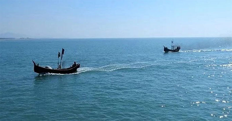 বঙ্গোপসাগরে অবস্থানরত নৌকা ও ট্রলারকে গভীর সাগরে যেতে মানা