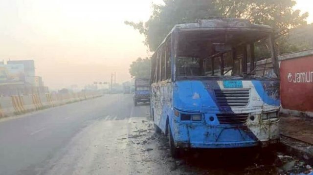 ঢাকা-চট্টগ্রাম মহাসড়কে দাঁড়িয়ে থাকা মিনিবাসে আগুন