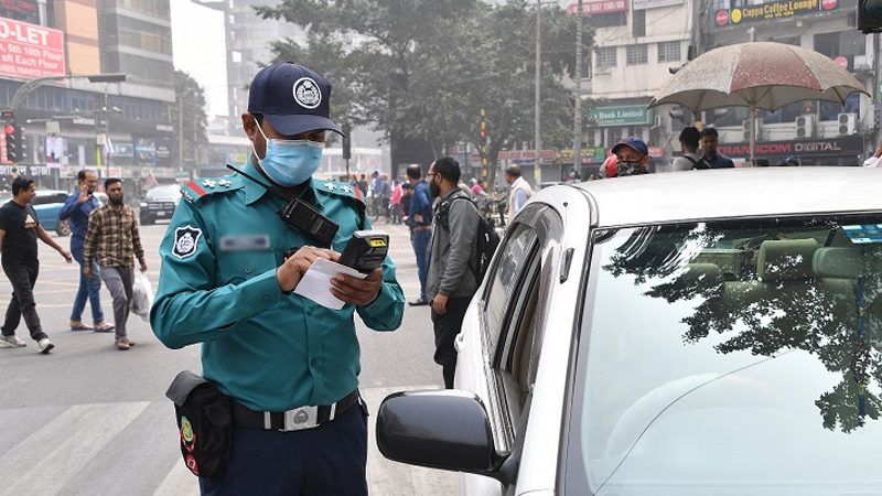 একদিনে ১৫৯০ মামলা : ট্রাফিক শৃঙ্খলা রক্ষায় কঠোর ডিএমপি