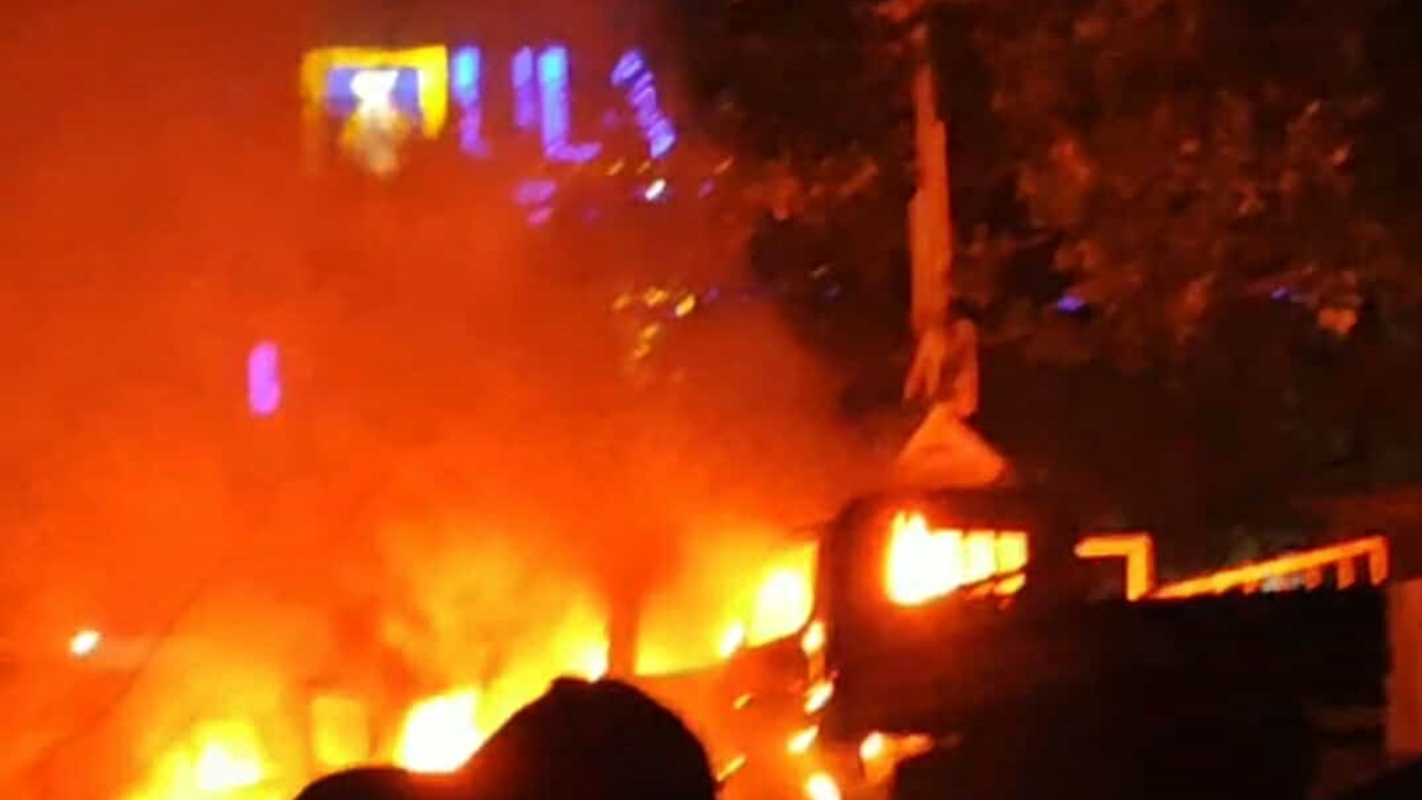 মোহাম্মদপুরে পেট্রলবোমা মেরে গ্যারেজে আগুন